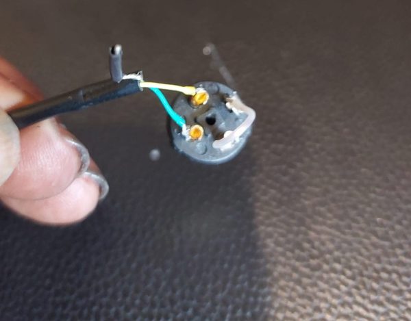 Picture of a broken solder connection on a Behringer 660M headset